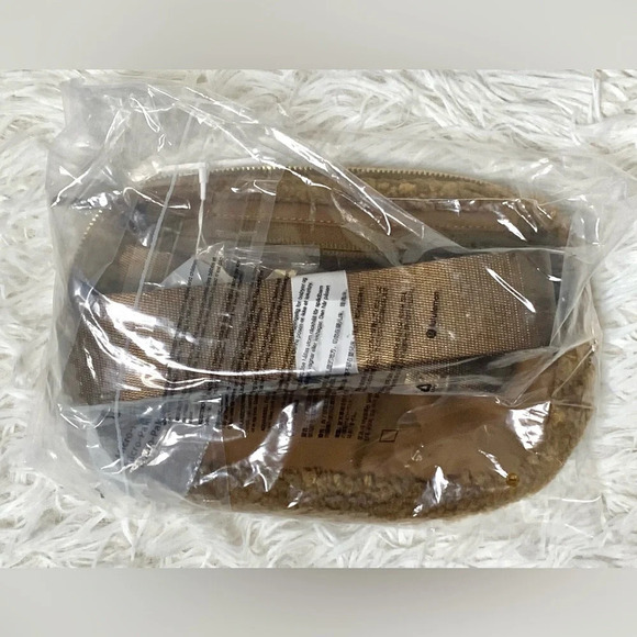 Lululemon Athletica Everywhere belt bag 1L Brunt Caramel FLEECE, Discontinued - Picture 8 of 16